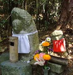 �ԎR�T�@�̓��[�̐Βn��